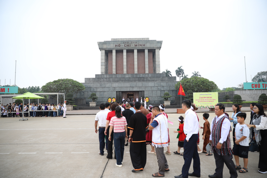 Dịp lễ 30/4 - 1/5, Hà Nội phân luồng giao thông, phục vụ nhân dân vào Lăng viếng Bác