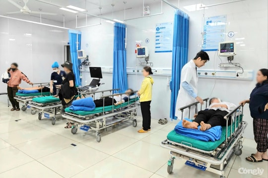 Xe chở 20 học sinh bị lật, nhiều người nhập viện