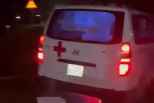 Xe cứu thương đâm vào hàng rào nhà dân, một điều dưỡng bị thương