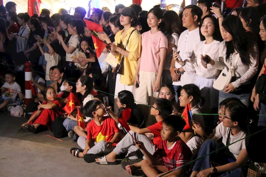 Đông nghẹt người xem tổng hợp luyện diễu binh, diễu hành lần 2