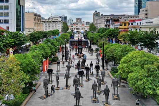 Thích thú với mô hình cọc Bạch Đằng, xe tăng treo ngược ở phố đi bộ TP.HCM