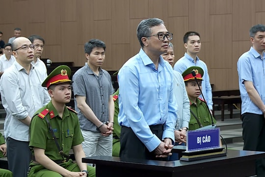 Cựu Thứ trưởng Bộ Công Thương nghẹn ngào nhận lỗi, xin được hưởng khoan hồng