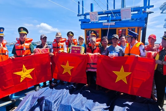 Bộ Tư lệnh Vùng Cảnh sát biển 3 tuyên truyền pháp luật và tặng quà ngư dân