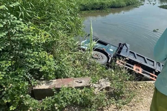 Xe tải đâm gãy lan can cầu rồi rơi xuống sông