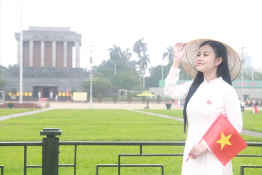 Người dân đổ về khu vực Quảng trường Ba Đình chụp ảnh dịp 30/4