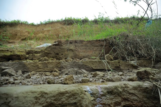 Sạt lở đất nghiêm trọng dọc bờ sông Lam