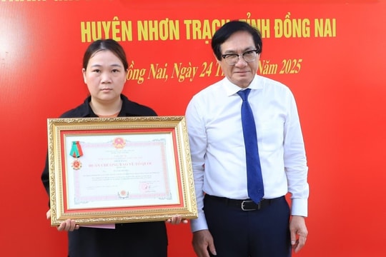 Truy tặng Huân chương Bảo vệ Tổ quốc hạng Ba cho anh Huỳnh Trí Phúc