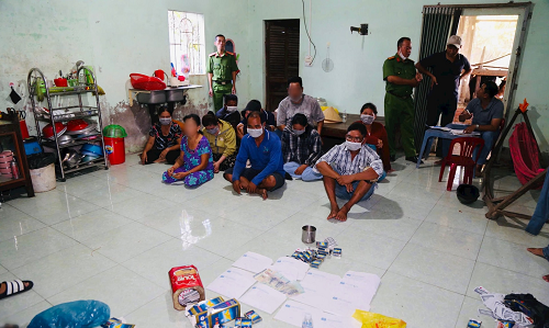 Triệt xóa tụ điểm đánh bạc, bắt giữ 13 đối tượng