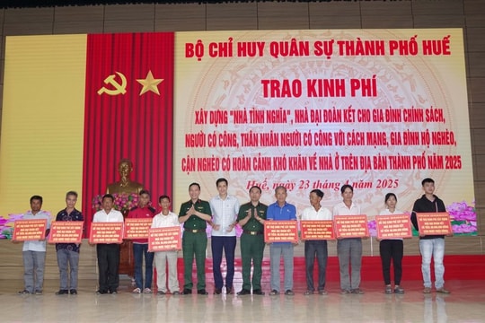 Bộ Chỉ huy quân sự TP Huế tổ chức trao kinh phí hỗ trợ xây nhà cho 18 gia đình