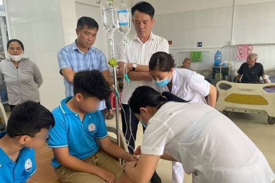 Hàng loạt học sinh tiểu học phải nhập viện vì nghi bị ngộ độc