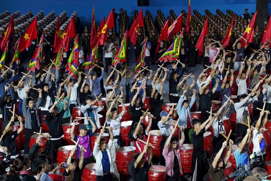 Hơn 1.000 diễn viên, ca sĩ mở màn nghệ thuật Lễ kỷ niệm 30/4