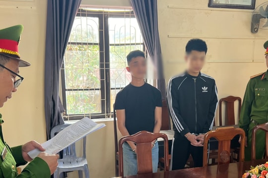 Khởi tố hai đối tượng dùng ly thủy tinh đánh người