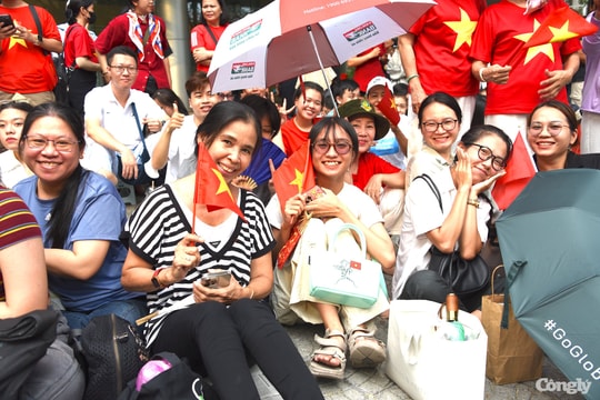 Biển người vây kín trung tâm TP.HCM chờ xem sơ duyệt diễu binh, diễu hành