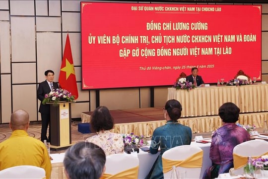 Chủ tịch nước Lương Cường gặp gỡ cộng đồng và doanh nghiệp Việt Nam tại Lào