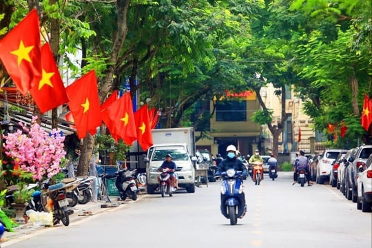 Hà Nội treo cờ Tổ quốc kỷ niệm 50 năm Ngày Giải phóng miền Nam