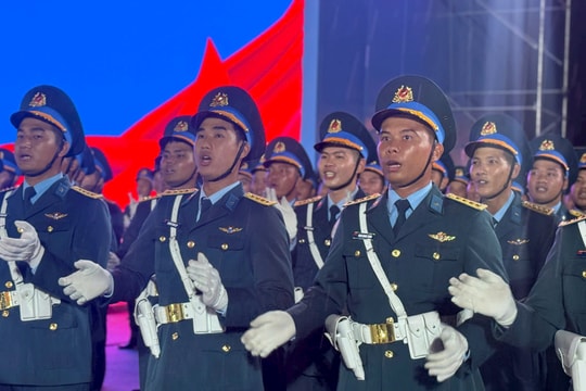 Cán bộ, chiến sĩ cùng người dân hát vang dưới cơn mưa lớn