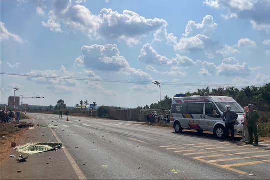 Va chạm với xe tải, hai vợ chồng đi xe máy tử vong