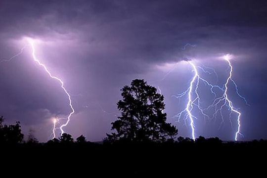 Hơn 23.000 cú sét đánh xuống miền Bắc chỉ trong vài giờ