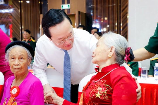 Gặp mặt Mẹ Việt Nam Anh hùng, cựu chiến binh dịp kỷ niệm 50 năm giải phóng miền Nam