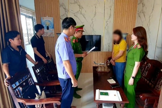 Bắt kẻ làm giả giấy tờ, lừa tiền chạy việc vào Công an