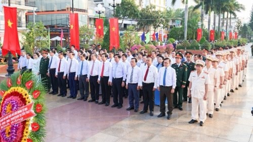 Cần Thơ: Trang trọng lễ viếng Nghĩa trang liệt sĩ