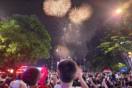 Pháo hoa sáng rực bầu trời TP.HCM mừng 30/4