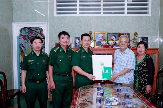Thăm, tặng quà các gia đình chính sách