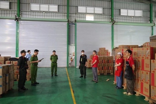 Phát hiện hàng trăm tấn mì chính, dầu ăn và phụ gia làm giả