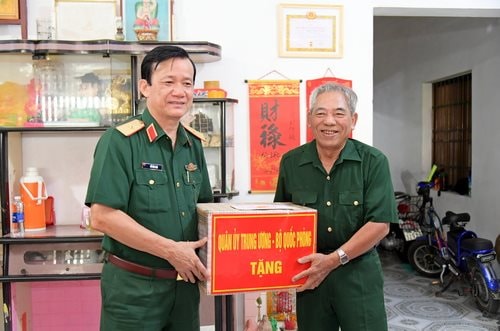 Chính ủy Quân khu 9 thăm, tặng quà gia đình chính sách