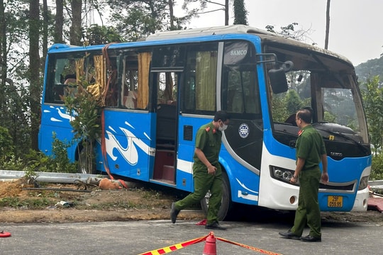 Vĩnh Phúc: Xe khách nghi mất phanh khi đổ đèo Tam Đảo, khiến 3 người tử vong