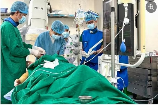 Bệnh viện Việt Đức tham gia cứu chữa các nạn nhân vụ lật xe tại Tam Đảo