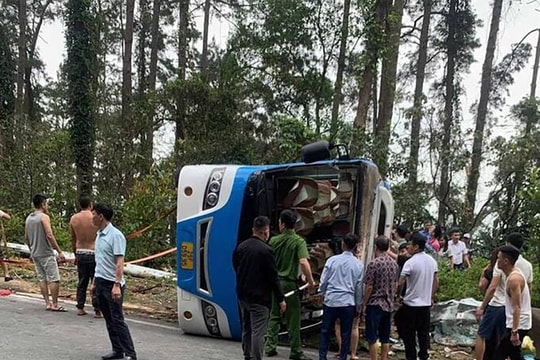 Lật xe khách ở Tam Đảo: Hai người chết, nhiều người bị thương