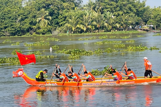 Đua thuyền truyền thống mừng Đại lễ 30/4