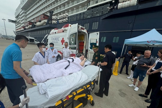 Cứu hộ hành khách gặp nạn trên tàu quốc tế tại Cảng tàu khách quốc tế Hạ Long