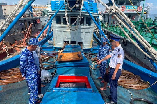 Tạm giữ tàu vận chuyển dầu và cát nhiễm mặn không rõ nguồn gốc