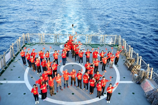 60 kiều bào đến với Trường Sa trên "Chuyến tàu Đại đoàn kết"