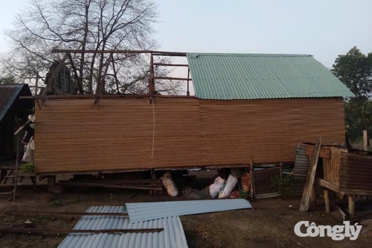 Mưa lớn kèm lốc xoáy, hơn 100 căn nhà ở Gia Lai và Kon Tum bị hư hỏng, tốc mái