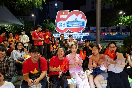 Biển người vây kín trung tâm TP.HCM chờ xem tổng duyệt diễu binh, diễu hành