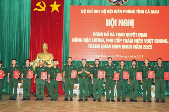 Thăng quân hàm cho 40 quân nhân chuyên chuyên nghiệp