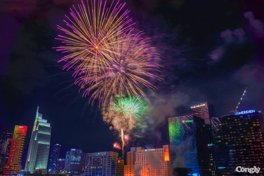 Pháo hoa vang dội bầu trời TP.HCM trước Đại lễ 30/4