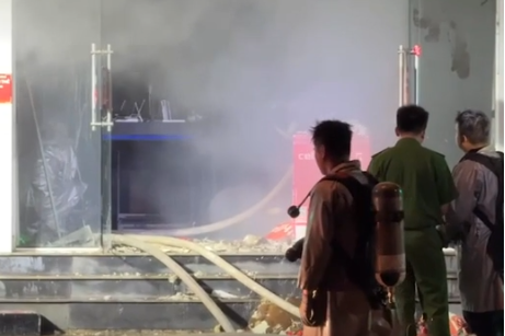 Cháy cửa hàng điện thoại tại Hà Nội lúc nửa đêm