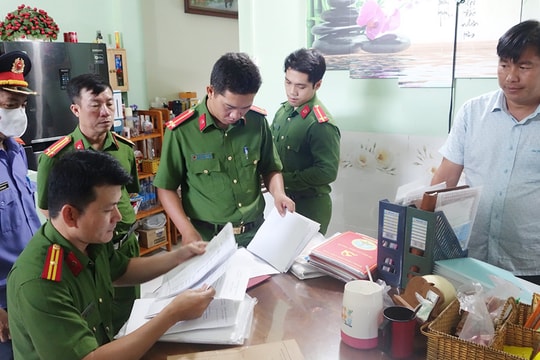 Bắt nguyên Giám đốc Trung tâm Giáo dục nghề nghiệp