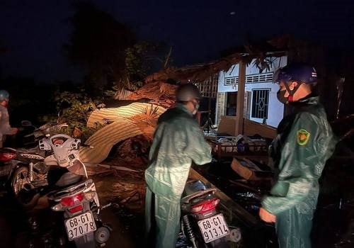 Xuyên đêm khắc phục hậu quả lốc xoáy