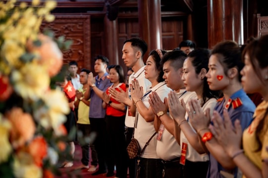 Chi đoàn VKSND TP. Thái Bình dâng hương tưởng niệm 50 năm ngày Giải phóng miền Nam