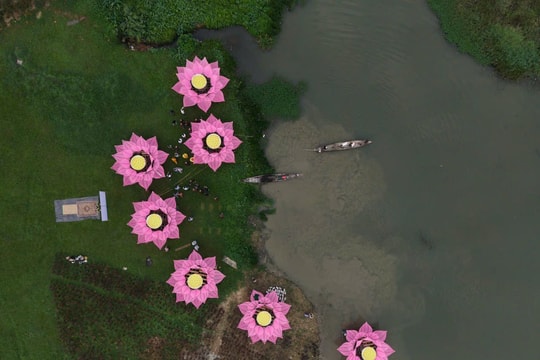 Hạ thủy 7 hoa sen trên sông Hương đón mừng Phật đản 2025