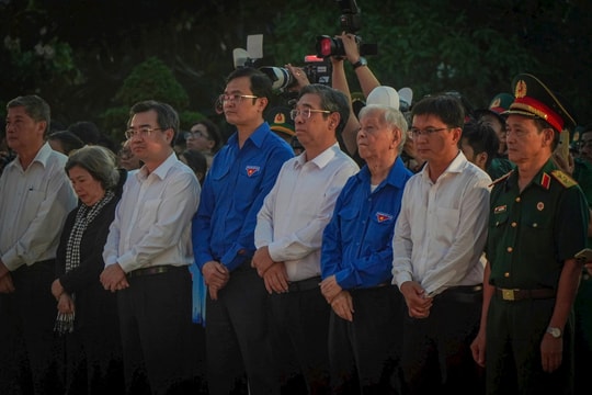 Lãnh đạo Trung ương Đoàn, TP.HCM thắp nến tri ân các Anh hùng liệt sĩ