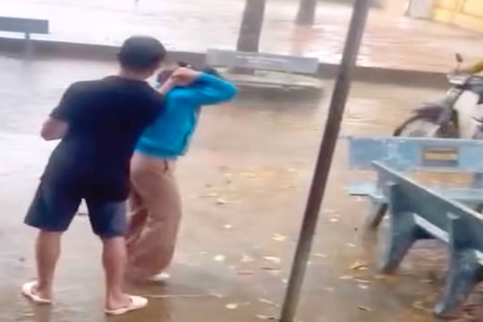 Nam phụ huynh tấn công cô giáo trong trường học