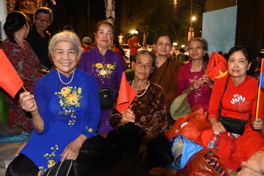 Những cụ bà U80 vượt hàng ngàn km xem diễu binh, diễu hành