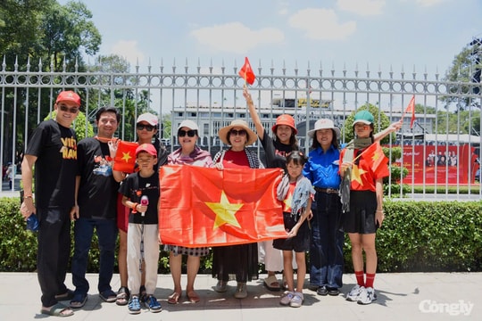 TP.HCM rộn ràng trước ngày diễn ra Đại lễ 30/4