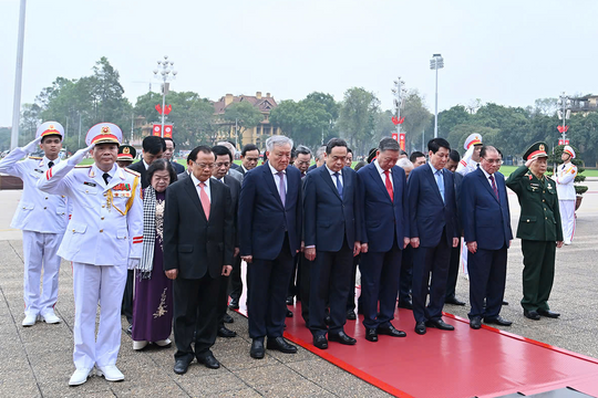 Lãnh đạo Đảng, Nhà nước vào Lăng viếng Chủ tịch Hồ Chí Minh nhân kỷ niệm 50 năm Ngày Giải phóng miền Nam, thống nhất đất nước